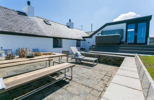 Llanfaethlu Cottage | Dryll y Gro - an on the beach that sleeps 11 guests in 5 bedrooms