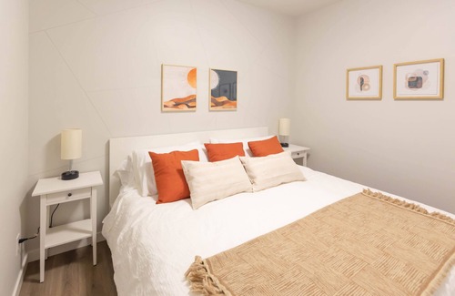 North End Condo | DT | 2 Private King BR | Walk to Beach | Park Freen