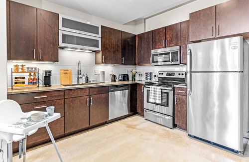 Warehouse District Apartment | DT 2KBD 2BA Steps from Target Field+ Gym + Kitchen + Laundry