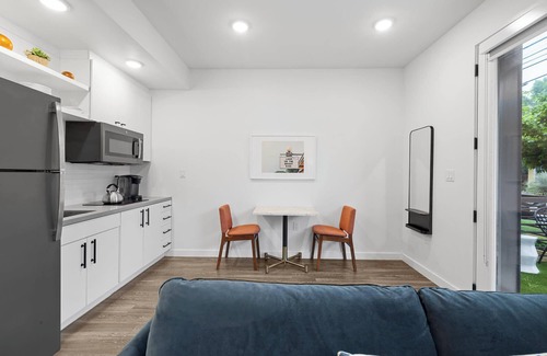 East Cesar Chavez Apartment | DT ATX Studio | Queen Bed | Sofa Bed | Patio