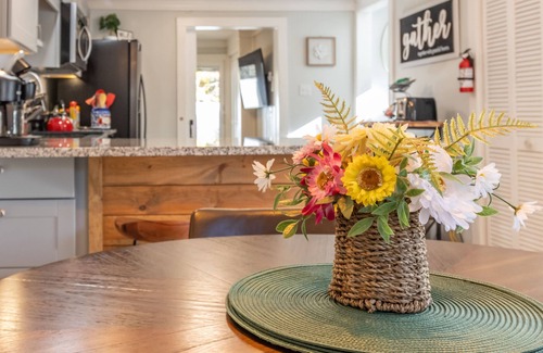 Bar Harbor House | DT Bar Harbor,2 King beds & Decks, Parks 3 small cars, Town Pickleball Ct @ Back