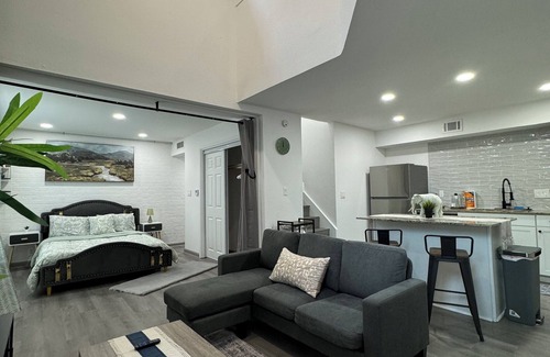 Dallas Apartment | DT Dallas 2BD COZY ABODE 5 Min from Love Field