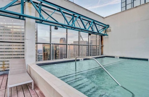 Downtown Dallas Apartment | DT Lux 1 Bed | 976sqft | 26th Floor | Gym | Pool