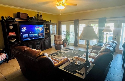 Orlando House | DT Orlando 3 Miles, Relax Water View Deck. Walk to many restaurants, fast foods
