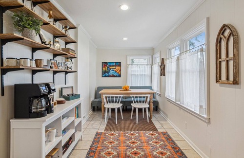 Royal Oak House | DT Royal Oak 5 Mins /King /Smart TV /Washer & Dryer