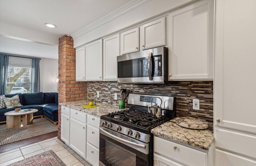 Royal Oak House | DT Royal Oak 5 Mins /King /Smart TV /Washer & Dryer