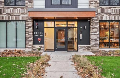 St. Anthony West Apartment | DT, UMN, Lux 2BD Gym, Rooftop, Free Street Parking