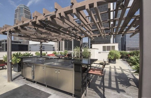 Financial District Resort | DTLA Hope St