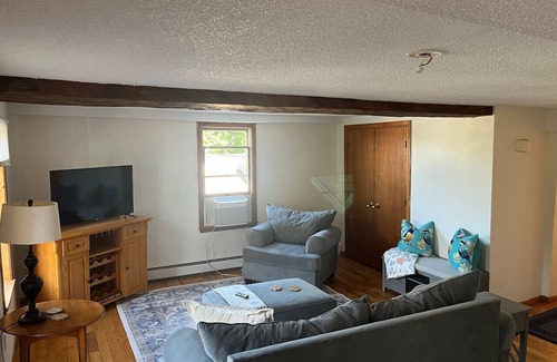 Amesbury Apartment | Dtwn Amesbury! 15 mins to beach!