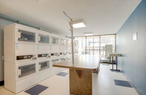 Downtown Denver Apartment | Dtwn Denver Condo w/Mtn-View Balcony!