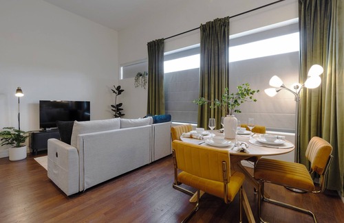 Downtown Apartment | DTWN I Near Yale I King Beds I Free Parking I Gym I Free Coffee I Pets Welcome!