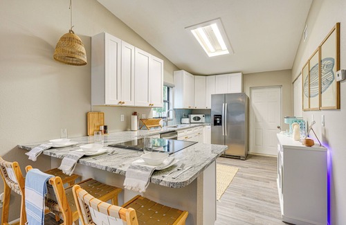 Palm Harbor Condo | Dtwn Palm Harbor Condo: Walk to Water!
