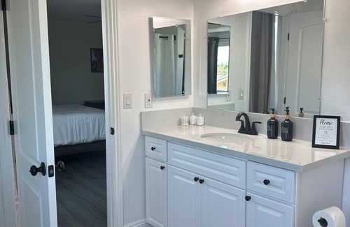 Moreno Valley House | Dual Master Rooms - Perfect for Groups & Privacy - Family-friendly - Fire Pit