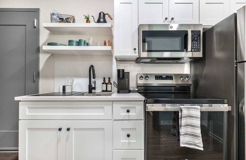 Macon Apartment | Dual Stay Near Atrium Hospital | 1 Mi to Cherry St; Mercer Music at Capricorn –