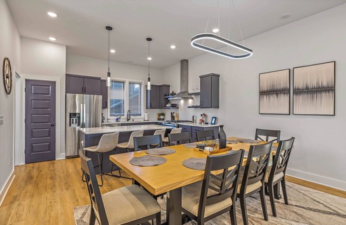 East Nashville House | ★ Dual Townhome, 8-bedrooms, Skyline Views, 1 mile to Titans Stadium ★