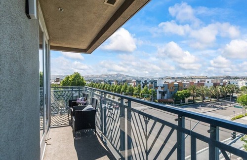 Dublin Condo | DUBLIN CONDO - LOTS OF NATURAL LIGHT, WALKING DISTANCE FROM BART, PET FRIENDLY