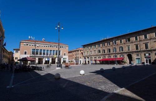 Pesaro Apartment | Ducale Home in Piazza del Popolo a Pesaro
