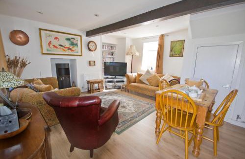 Kilrenny House | Duck Cottage - Pet-friendly Traditional Rural Home