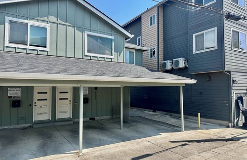 Amazon House | Duck Den - 3 Bedroom Near University of Oregon Campus & Autzen Stadium
