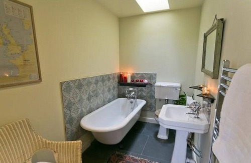 Malltraeth Apartment | Duck House - a dog that sleeps 2 guests in 1 bedroom