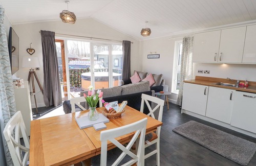 South Lakeland Leisure Village Cottage | DUCKLING LODGE, pet friendly in South Lakeland Leisure Village
