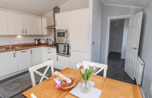 South Lakeland Leisure Village Cottage | DUCKLING LODGE, pet friendly in South Lakeland Leisure Village