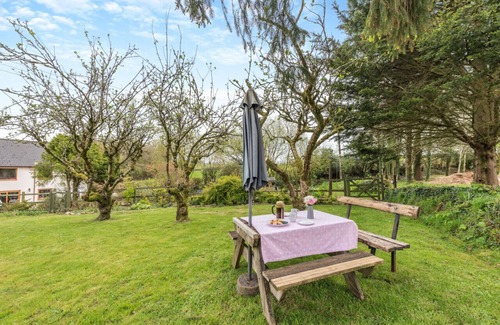 Ash Mill House | Ducks Paddle - Three Bedroom House, Sleeps 6