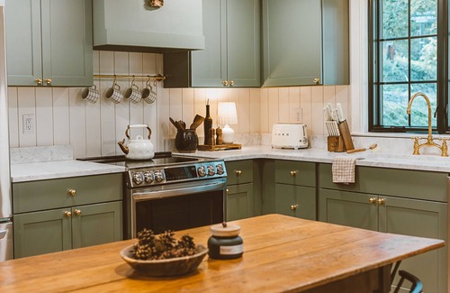 Gatlinburg Cottage | Dudley Creek Cottage; cozy little cottage. Hot tub + fire pit + arcade!