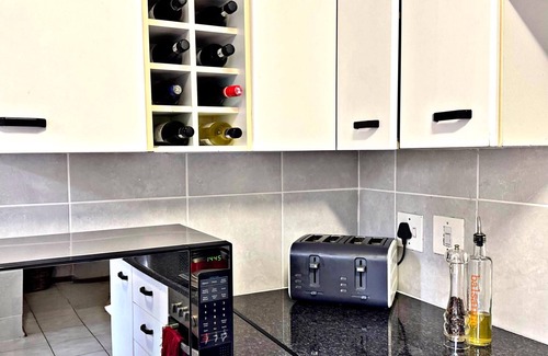 Douglasdale Apartment | Duke Mews Loft: Cozy 1-Bedroom Apartment in Sandton: 15 Mins to Sandton City.