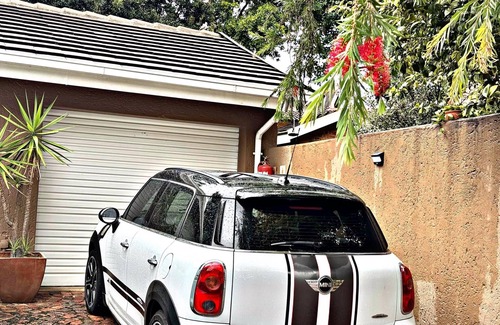 Douglasdale Apartment | Duke Mews Loft: Cozy 1-Bedroom Apartment in Sandton: 15 Mins to Sandton City.