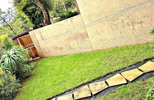Douglasdale Apartment | Duke Mews Loft: Cozy 1-Bedroom Apartment in Sandton: 15 Mins to Sandton City.