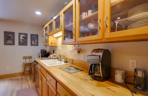 Downieville-Lawson-Dumont Cabin | Dumont Cabin w/Hot Tub - 22 Mi to Ski Slopes!