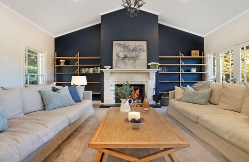 Mittagong House | Dun Barra – private, tranquil property on Mount Gibraltar with seasonal garden and distant view