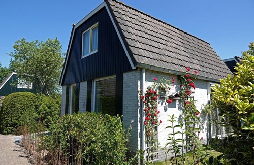 Egmond-Binnen House | Dune Bungalow directly against the dunes for 6 persons. Holiday home, large family, warm interior, Walking in nature, cycling to the beach. Egmond.