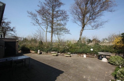 Egmond-Binnen House | Dune Chalet with sunny terrace directly against the dunes for 2 persons+ Baby