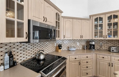 Dunedin Villa | Dunedin Lux 5BR Villa w/heated saltwater pool & spa, patio, putting green & BBQ
