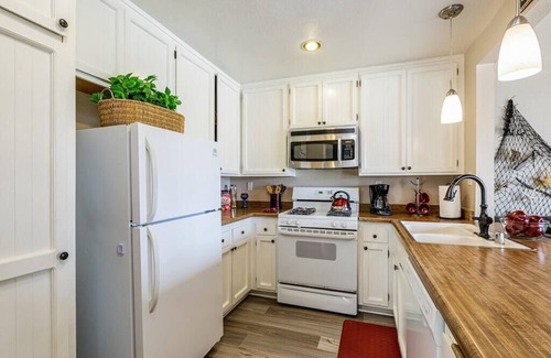Oxnard Dunes House | Dunes Hideaway-Walk to Beach/yard/Sleeps 9!1 hr LA/30 Min Santa Barbara