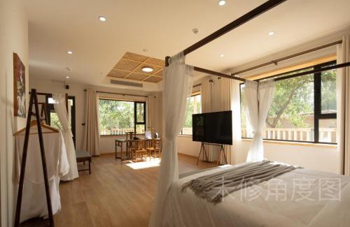 Mingsha Mountain and Crescent Spring House | DunHuang Sky Luna Inn