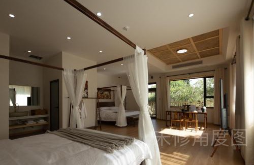 Mingsha Mountain and Crescent Spring House | DunHuang Sky Luna Inn