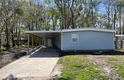Satsuma House | Dunns Creek Fishing retreat with dock. 5 minutes from boat ramp