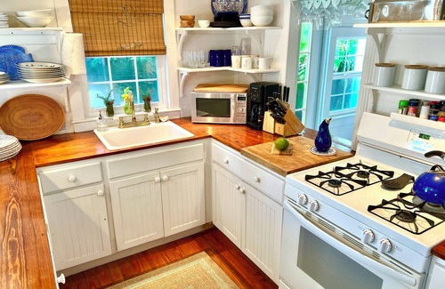 Hope Town House | Dunwanderin-Historic Cottage in the Heart of Hope Town w/dock