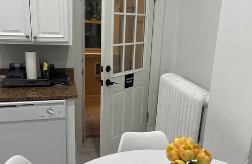 Columbia Heights Apartment | Duplex 2-Bdrms, 1-Den, 2-Baths & 2 Miles North Of The White House