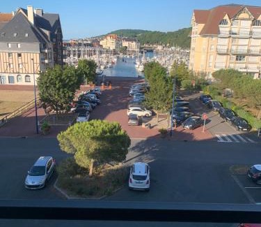 Port Guillaume Apartment | Duplex 2 pièces Port Cabourg - 2 à 4 personnes - Terrasse - Vue Port - Proche Plage