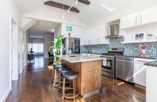 North Center Apartment | Duplex 3 Bed 2 Bath Apt Steps from Lincoln Square