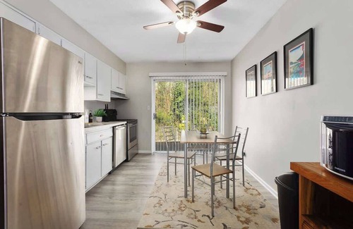 West Plaza House | Duplex 5BR+KingBeds WestPlaza+Fenced