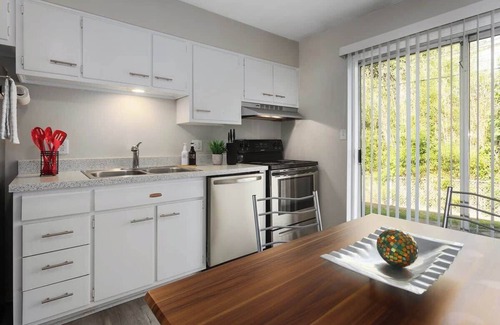 West Plaza House | Duplex 5BR+KingBeds WestPlaza+Fenced
