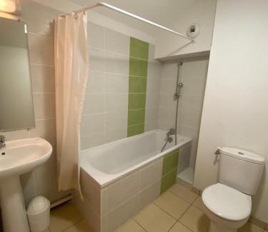 Signes Apartment | Duplex 6 pers proche circuit Paul Ricard Le Castellet avec piscine