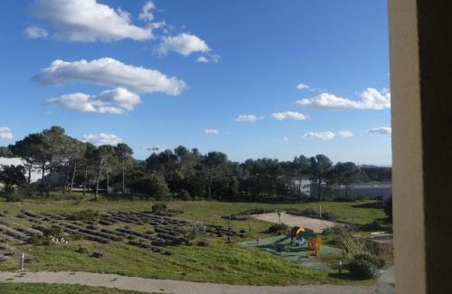 Signes Apartment | Duplex 6 pers proche circuit Paul Ricard Le Castellet avec piscine