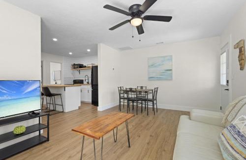 West Bradenton House | Duplex Both Units Near Ami Patio Tv