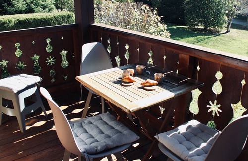 Les Praz-de-Chamonix Apartment | Duplex chalet with wood stove, parking and WiFi